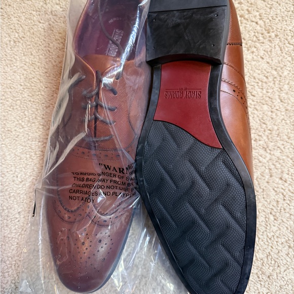 Stacy Adams Men's Tan and Brown Oxford Shoes - Picture 2 of 3